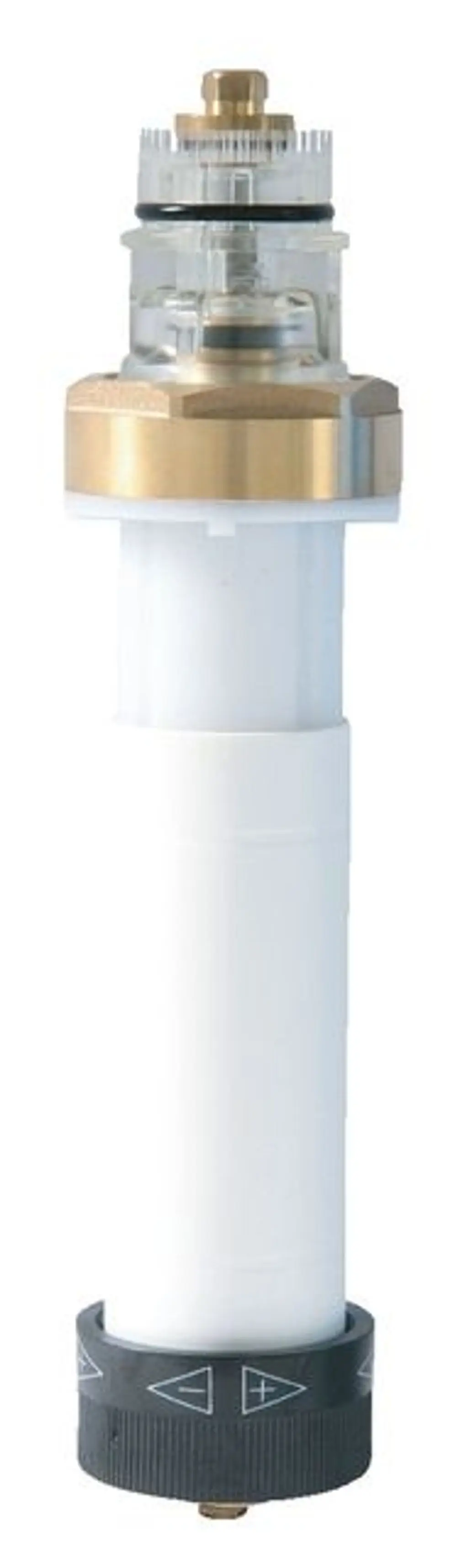 SYR-Patrone mit transparentem oberen Teil und schwarzem Unterteil, ausgestattet mit einem Einstellring. Das Produkt hat eine zylindrische Form und ist für spezifische Wasserfilter vorgesehen.